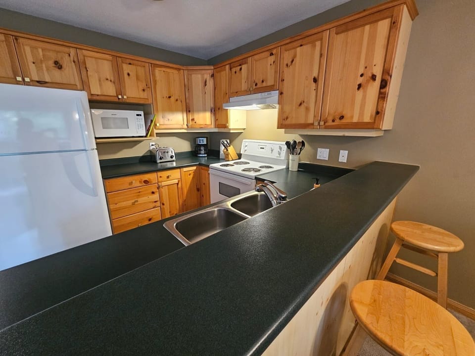 Fully stocked kitchen!