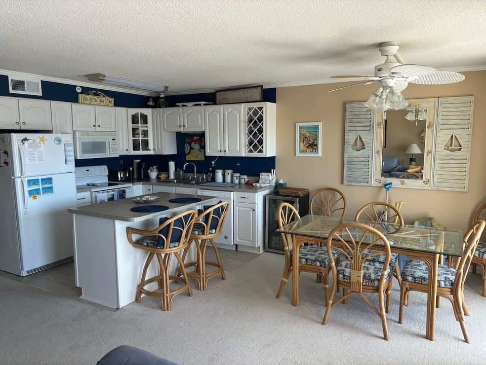 Spacious seating area to dine in.
