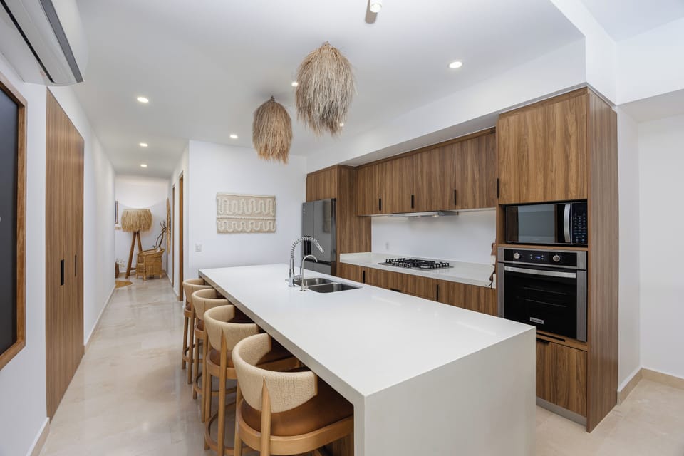 Fully equipped kitchen and breakfast bar