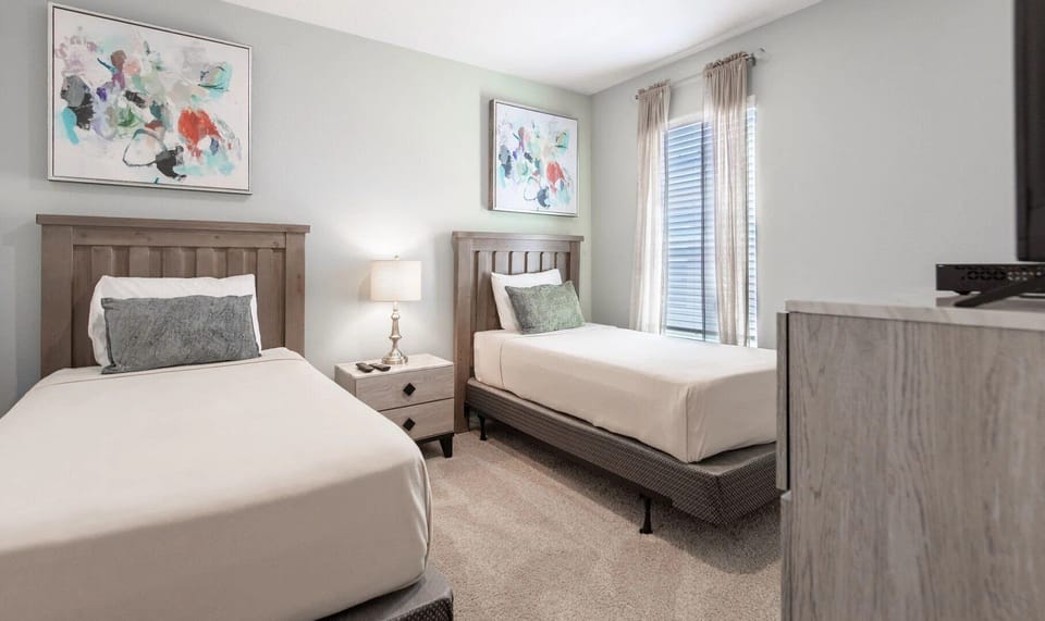 Bedroom 7 showing 2 twin beds