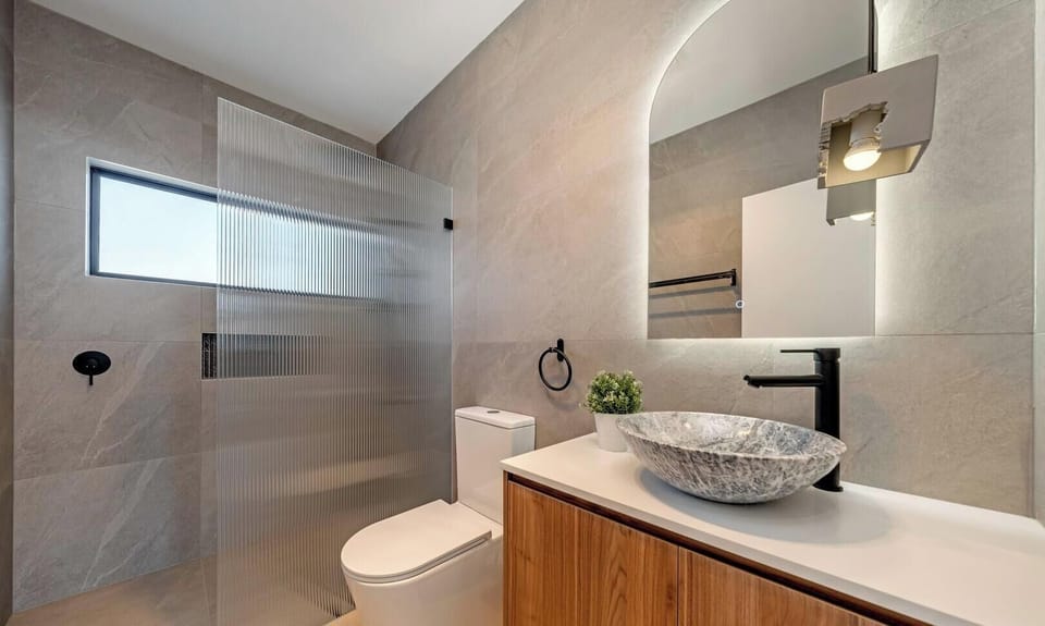 Bathroom equipped with a walk-in shower