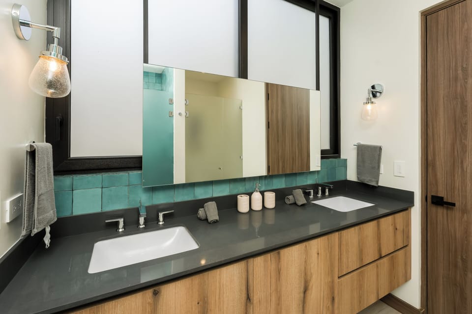 Main House Suite 2&3 Shared Bathroom – 1st Floor