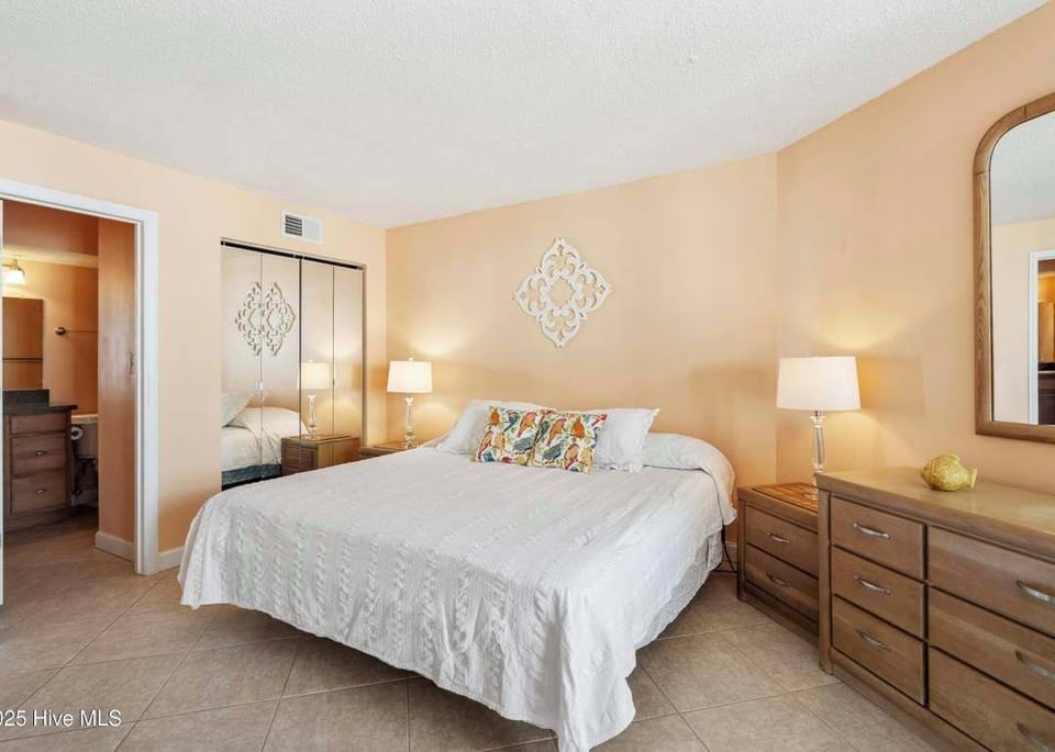 Bedroom 1 - King Bed