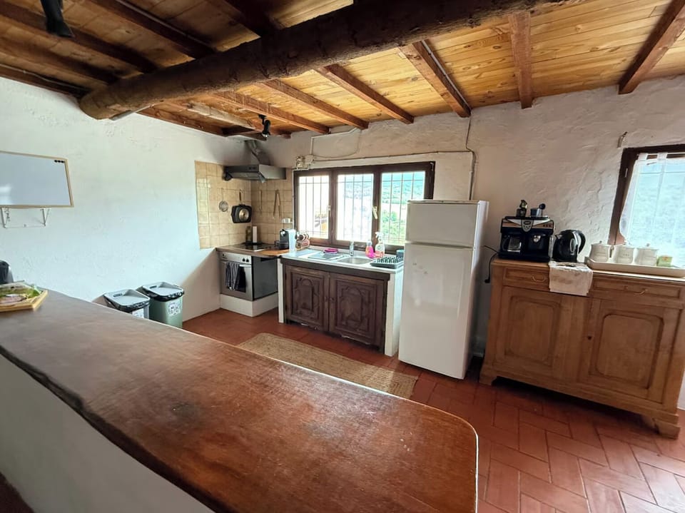 Open kitchen with a breakfast bar/ work station 