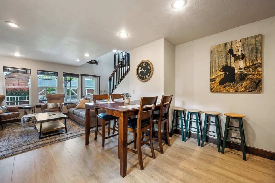 Nice dining area with extra seating available