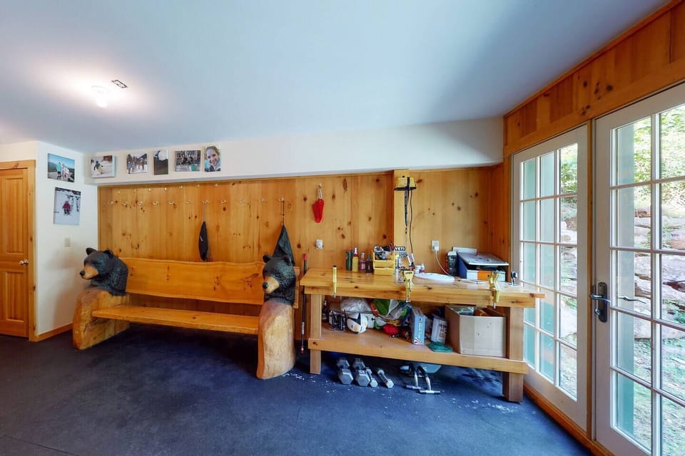 Mudroom / ski tuning bench