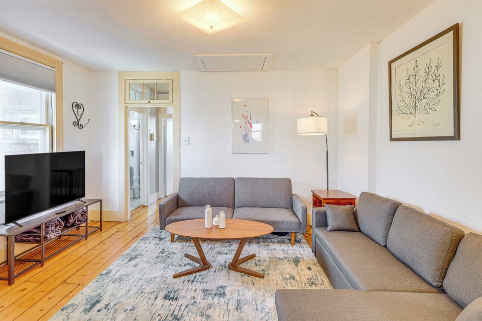 Schenectady Vacation Rental | 1BR | 1BA | 800 Sq Ft | Stairs Required