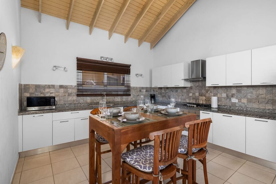 Check out this charming kitchen and dining area! It’s the perfect spot for enjoying meals with friends and family. Gather around the table and make some delicious memories!