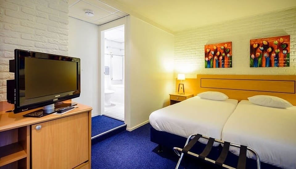 Unit with 2 single beds. Exact unit will be assigned upon arrival. Views, colors, and decor may vary.