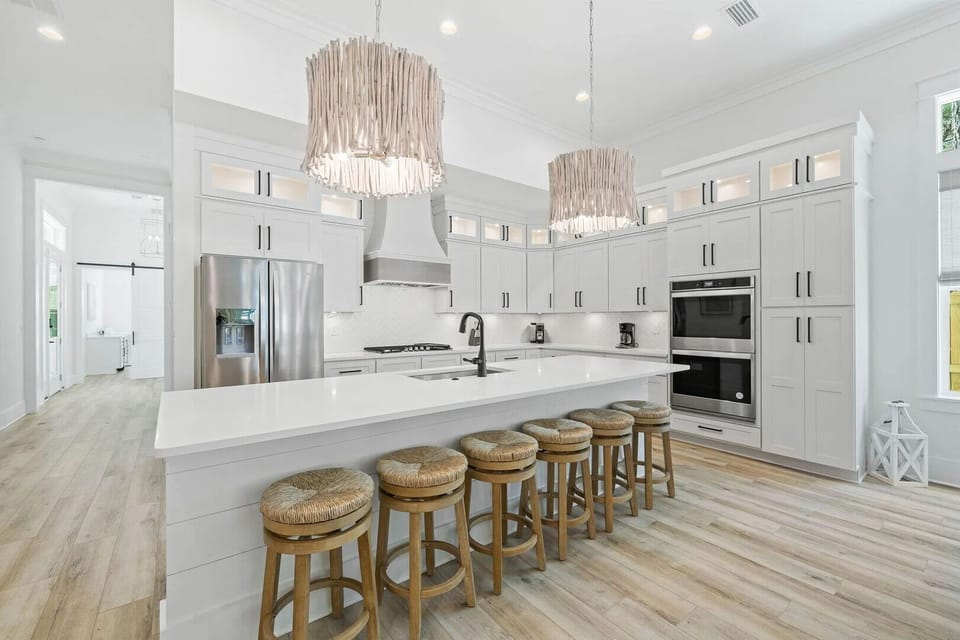 Enjoy casual dining and conversations at the kitchen counter.