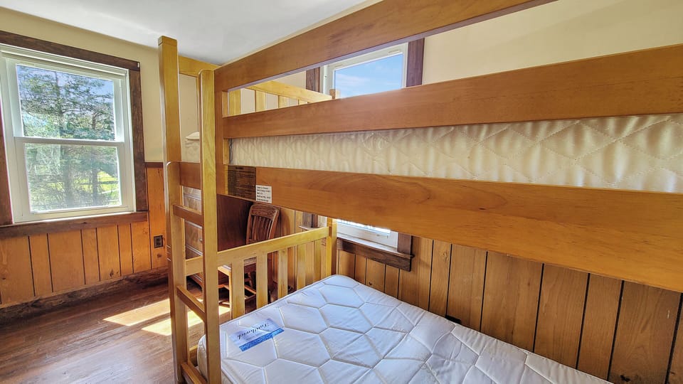 Bunkroom w/ Twin Beds