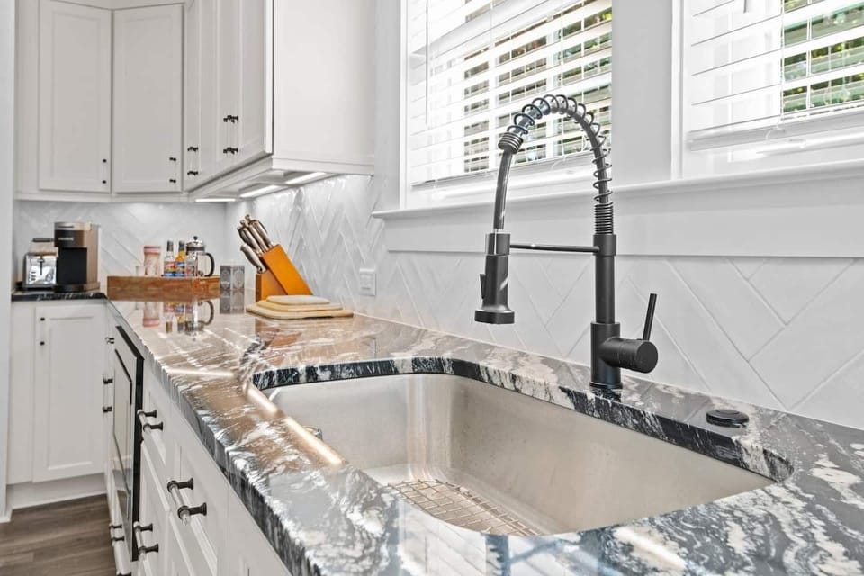 Oakwood Cottage: Gourmet Kitchen with Coffee Bar.