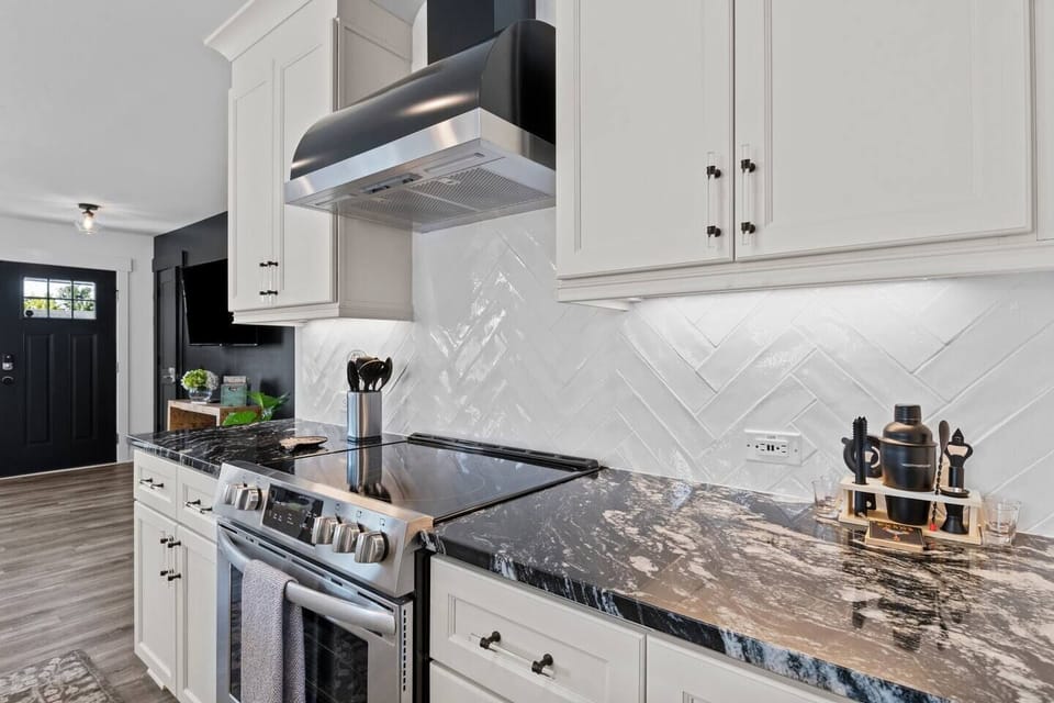 Oakwood Cottage:  Fully Stocked Gourmet Kitchen.