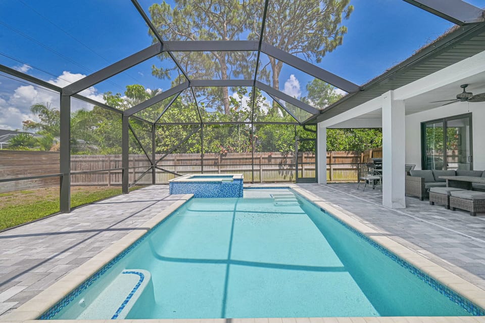 Bay Breeze at Coconut Point - Screened in pool area with heated pool and spa