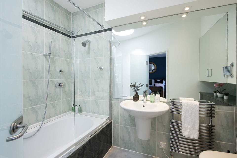 Lovely en suite bathroom to bedroom 1.