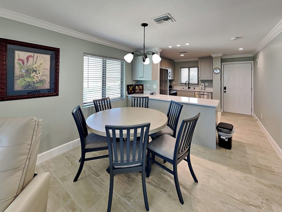 Dining Area with Seating for Six