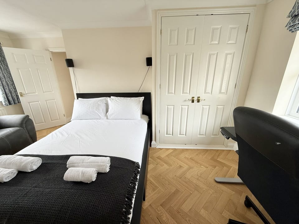 King size bedroom with built in wardrobes