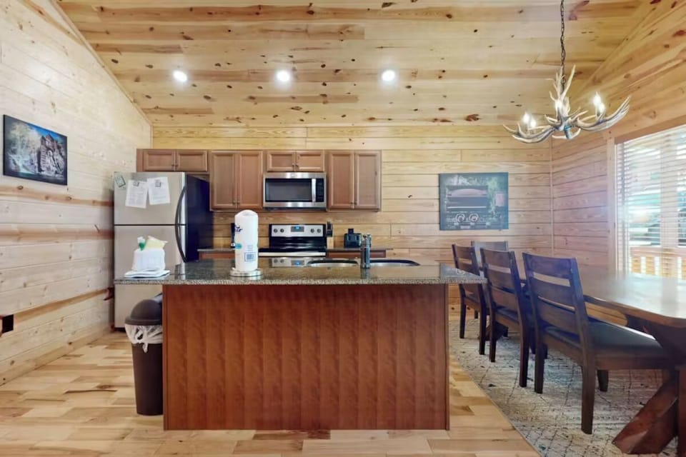 Southern Comfort Cabin's fully-equipped kitchen