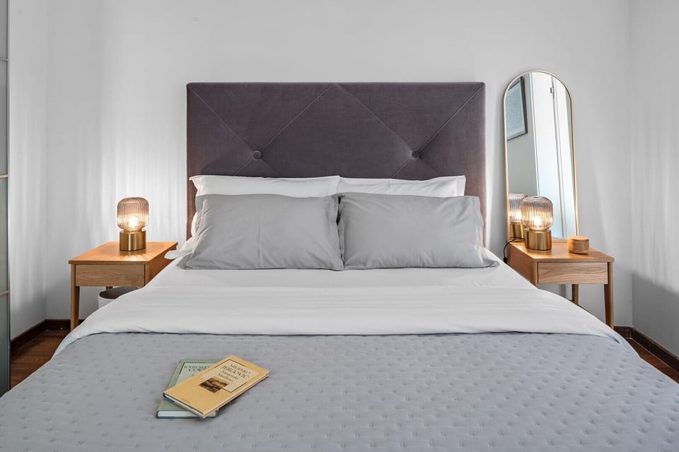 This cozy bedroom comes with a queen-size bed (160cm x 200cm), a smart TV and air conditioning