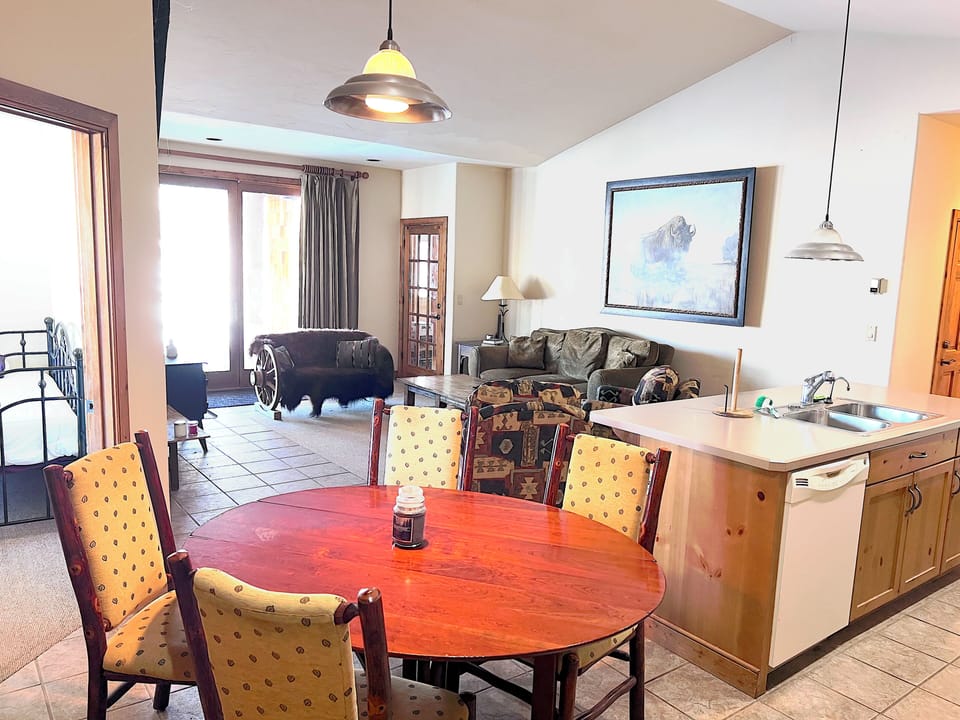 Bunkhouse Dining 1