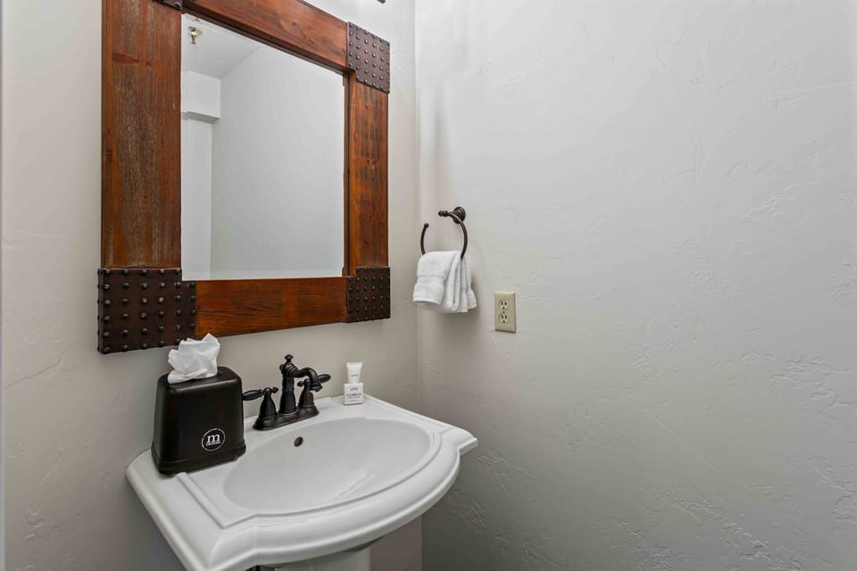 Sink, Sink Faucet, Indoors, Bathroom, Room