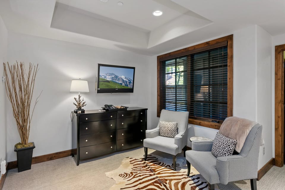 Home Decor, Indoors, Lamp, Furniture, Living Room