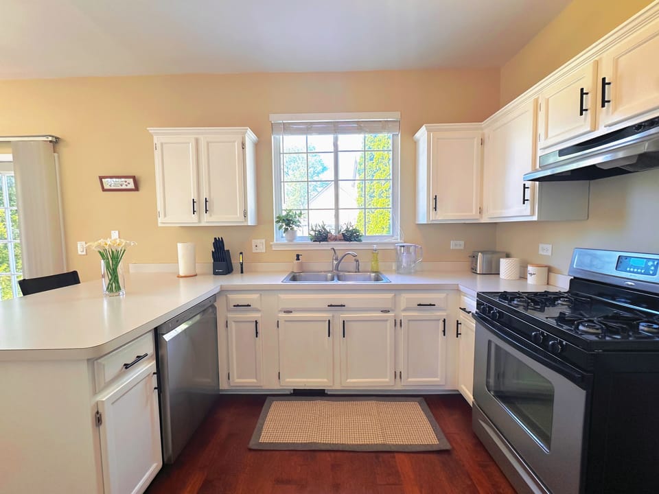 Full Kitchen with stove top, oven, microwave, fridge, toaster & coffee maker