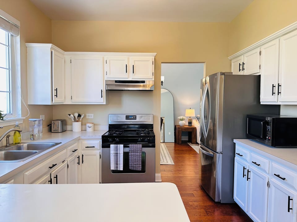 Full Kitchen with stove top, oven, microwave, fridge, toaster & coffee maker