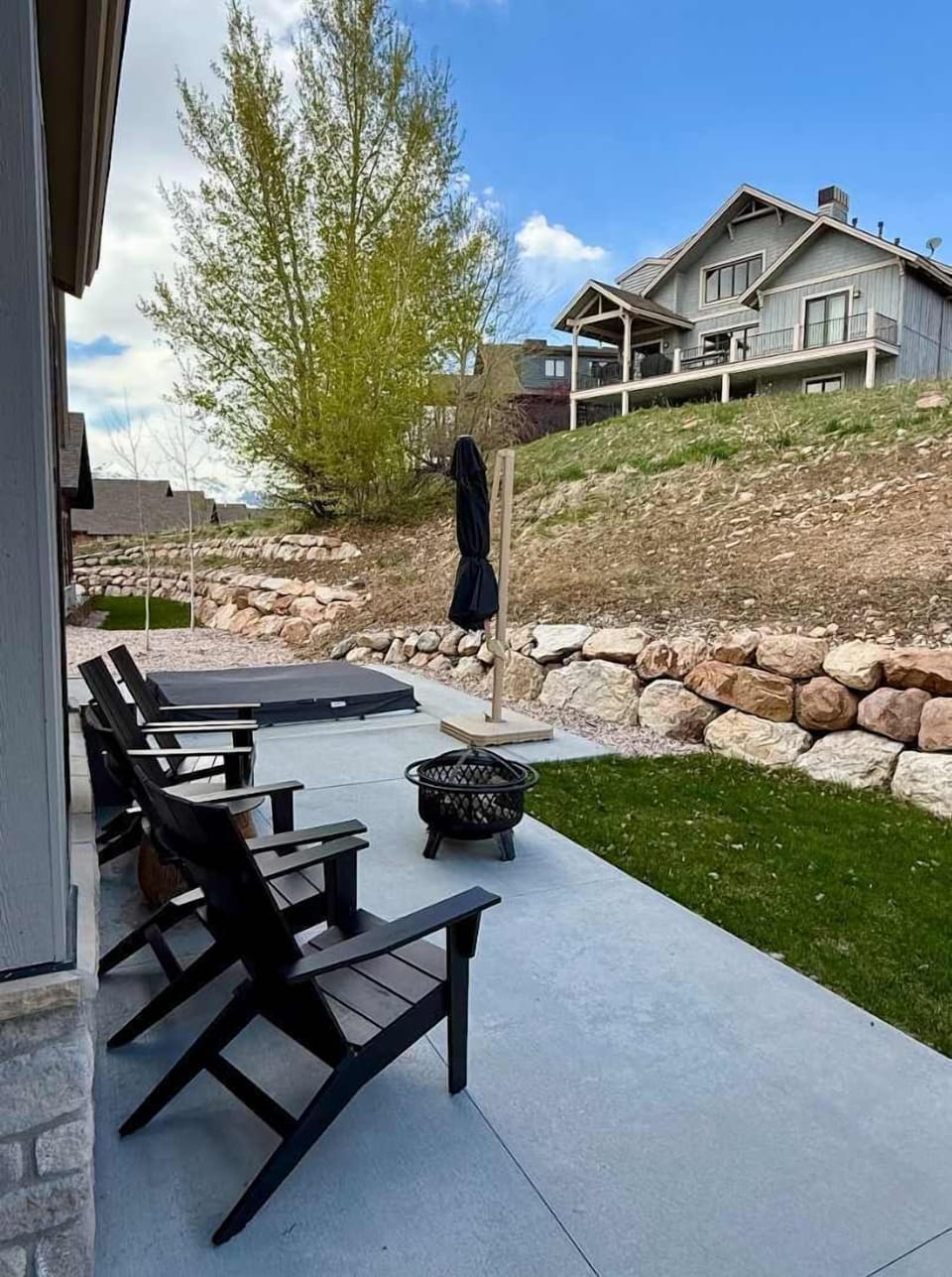 Outdoor Patio with Grill & Mountain Views