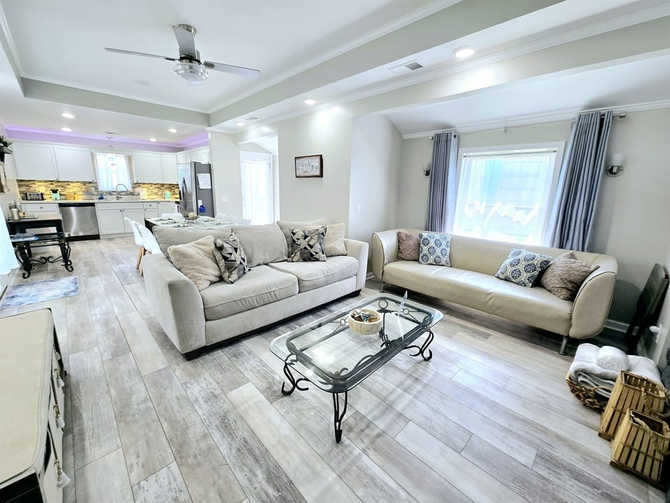 Comfortable Living/Kitchen