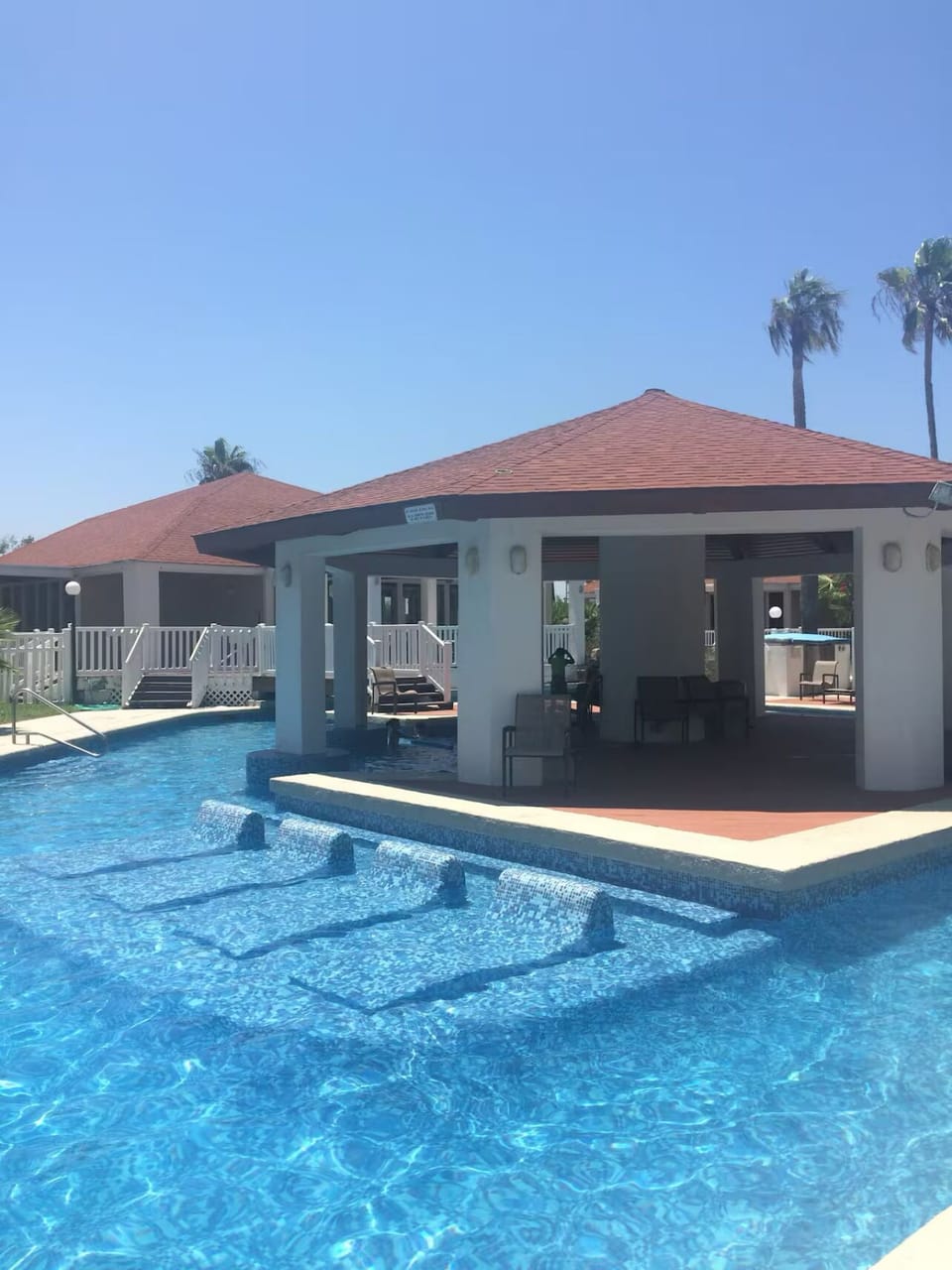 Swimming pool-w-in pool lounge chairs