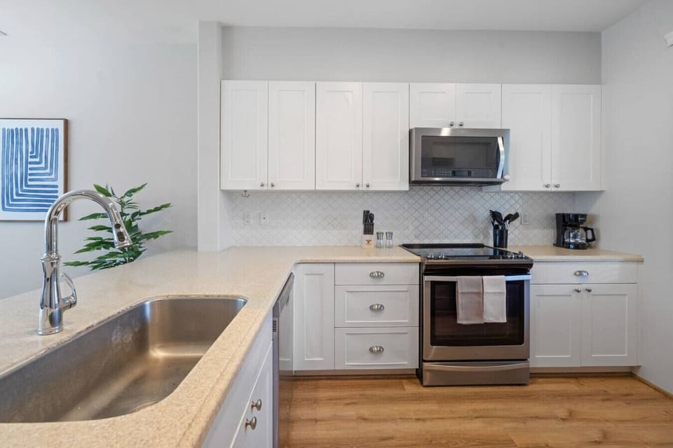 From quick bites to family feasts, this modern kitchen makes every meal part of the vacation magic.