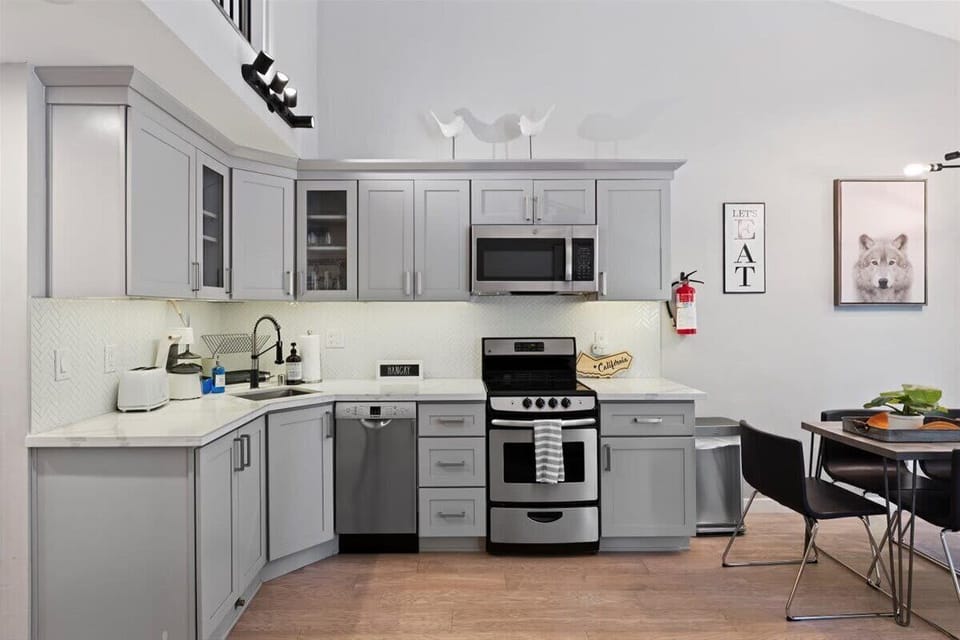 Sleek grey cabinetry, gleaming countertops, and top-notch appliances create the perfect space for cooking up a delicious mountain getaway meal. 🍳
