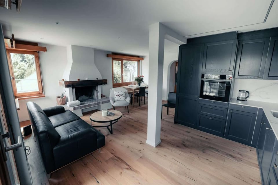 The wooden floor and windows give the room that cosy feel