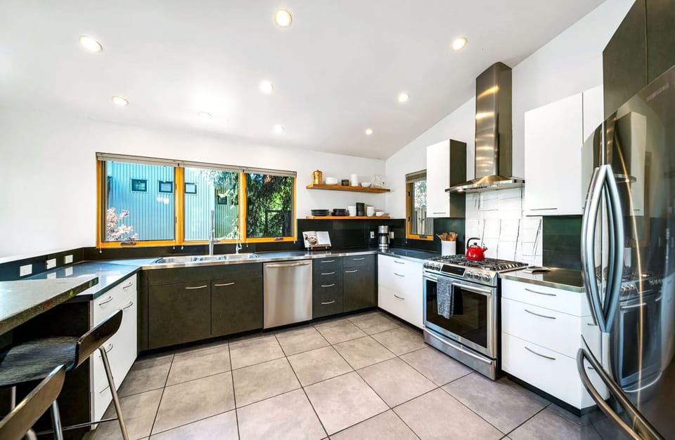 The spacious chef’s kitchen is fully equipped with abundant cooking essentials!