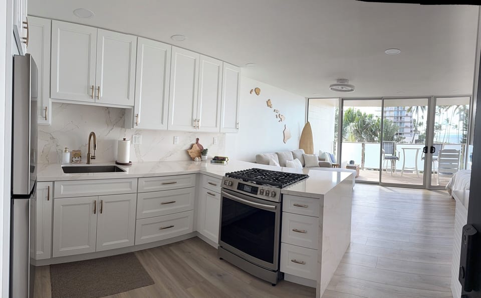Fully equipped kitchen with quartz countertops and backsplash.