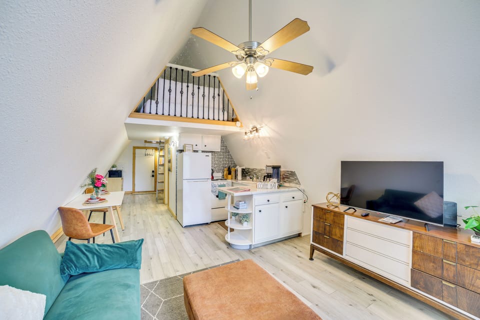 Living Area | 1st Floor | Full Futon | Smart TV | Free WiFi