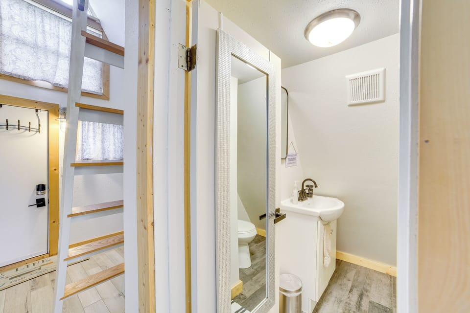 Bathroom | 1st Floor | Towels & Complimentary Toiletries Provided