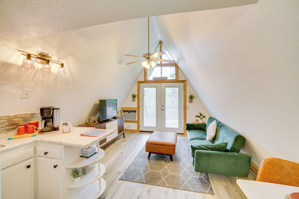 Rockaway Beach Vacation Rental | Studio | 1BA | 591 Sq Ft | 1 Step Required