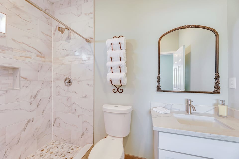 Full Bathroom | Towels Provided
