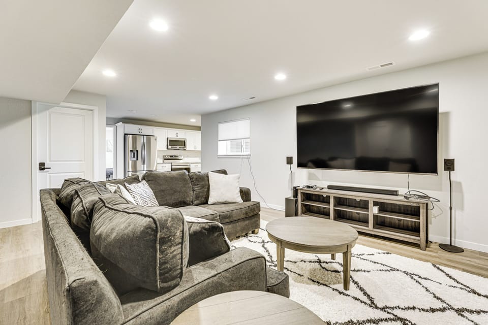 Family Room | Workstation | Free WiFi | Central Air Conditioning/Heat