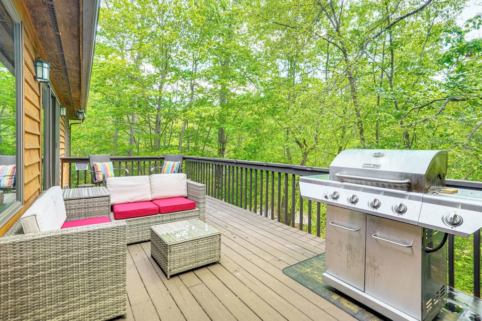 McGaheysville Vacation Rental | 4BR | 2.5BA | 1 Step to Enter | 3,422 Sq Ft