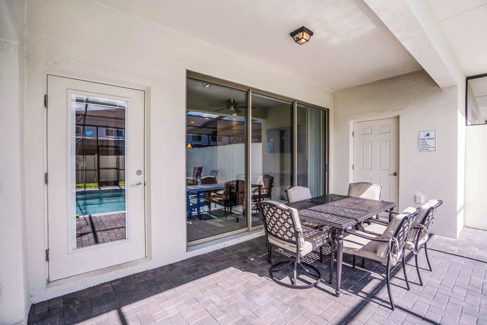 Outdoor dining by the pool