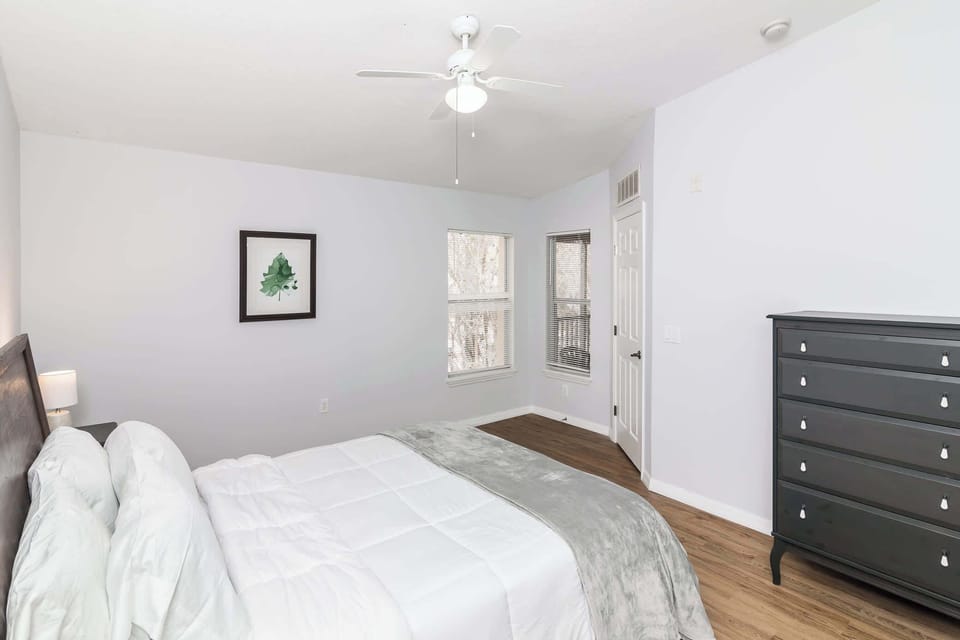 The comfy queen suite features a private ensuite and ceiling fan