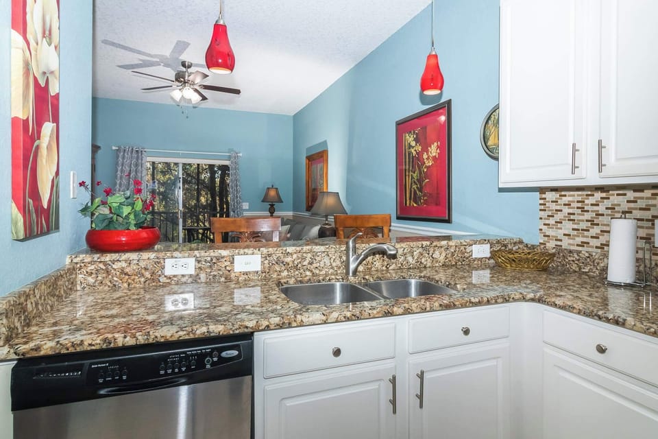 Counter seating in full kitchen