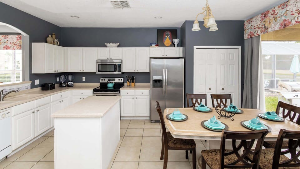 Cozy breakfast nook with seating for 6, perfect for morning gatherings