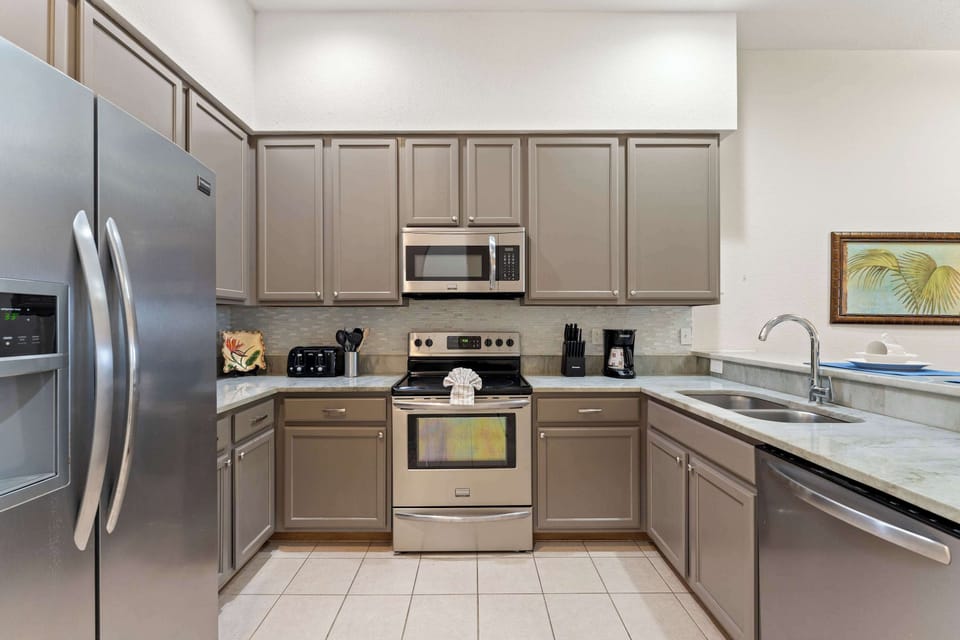 The cozy kitchen offers ample space & all the comforts of home