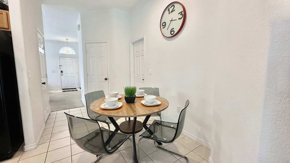 Breakfast nook sitting 4