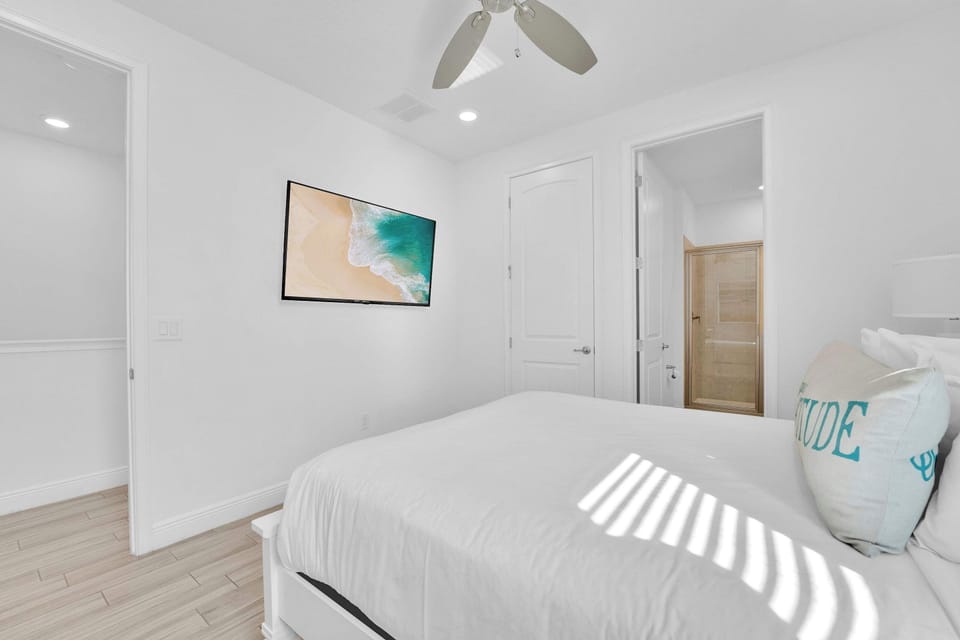 Bedroom 4 with queen bed, Smart TV, and ensuite