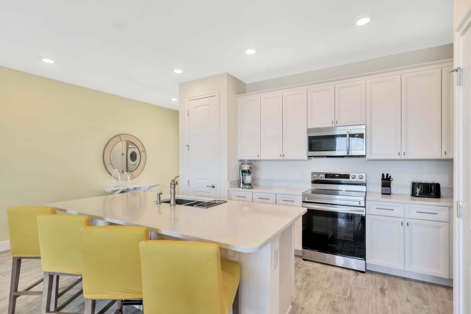 Kitchen bar counter with seating for 4